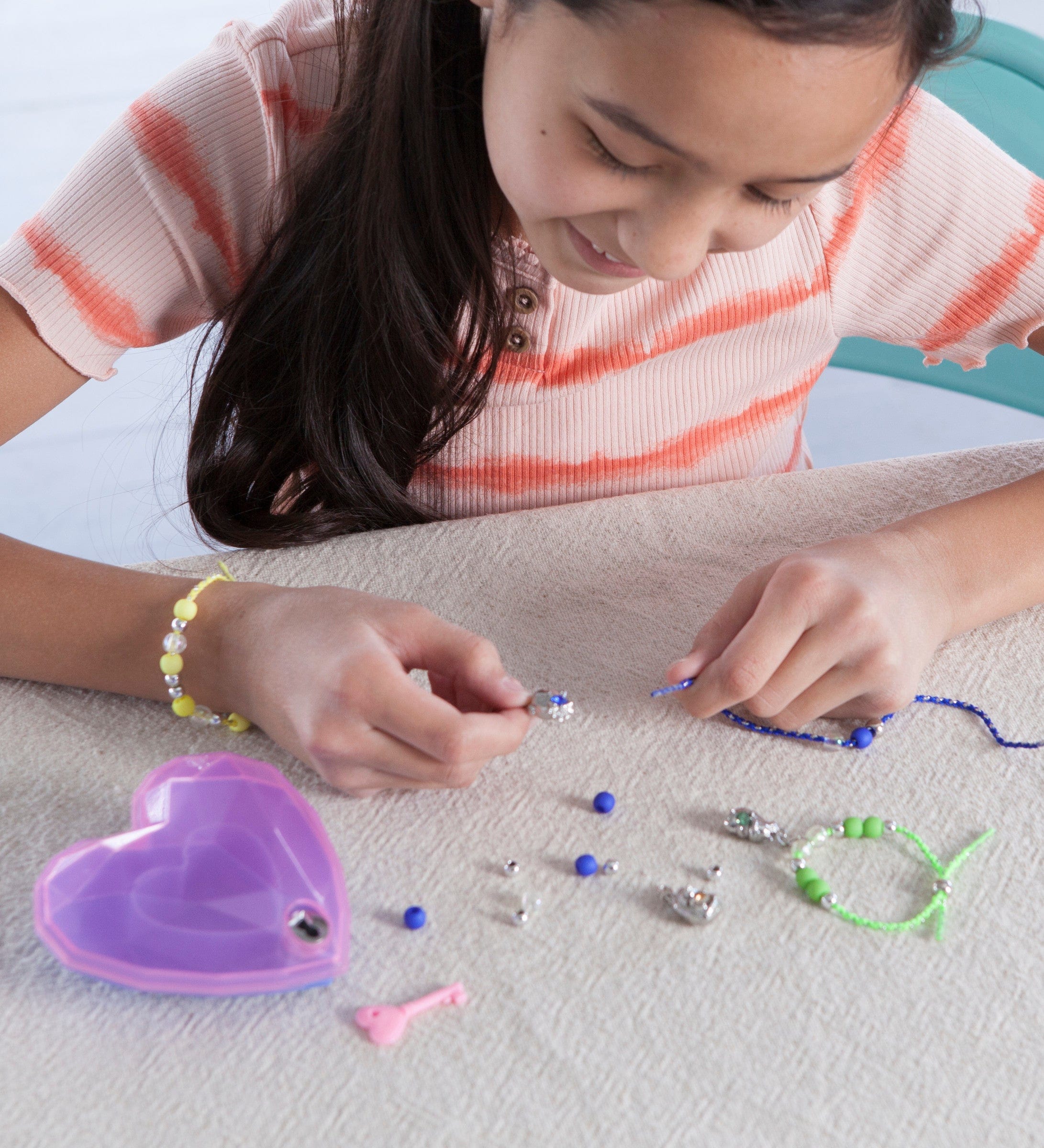 60pc Kids Bracelet & Necklace Making Kit DIY Jewellery Bands, Charms &  Beads Set
